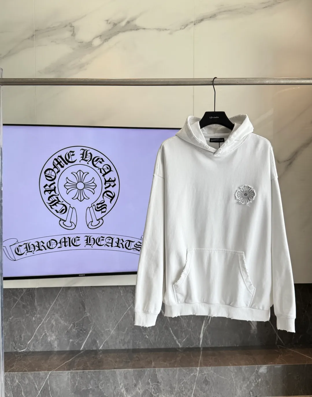 P320 🔥🔥🔥ceiling level 𝗖𝗵𝗿𝗼𝗺𝗲 𝗛𝗲𝗮𝗿𝘁𝘀/Cro Heart 2025 cross patch embroidery summer new original single counter American acid washed distressed laser burnt patch embroidery couple casual hooded sweatshirt 👑The highest version! Customized fabric 440g tripe terry fabric! American acid-washed and distressed original fabric laser burnt ✟appliqué embroidery and exquisite embroidery of letters! The best-selling model at the counter. It is very comfortable to wear. It is low-key yet luxurious. It is very classy when worn. The large size and tailoring are needless to say. The upper body is exquisite and vivid. 👍High-end first-class materials. A truly palace-level product. The cotton from Turkey is of outstanding quality. After heavy washing, the clothes are very soft! Not picky, the upper body is absolutely stylish and extremely luxurious. Auxiliary materials: The original model has been authenticated and labeled ➕100% silk washed with water label. Genuine purchase-grade original hangtag➕matching hanging rope➕3D hanging beads➕original packaging bag. Craftsmanship: The original version has consistent wiring! The highest version of the armhole matching technique! Countless times of pattern making to 100% restore the original appearance! The correct version is the same for men and women, super eye-catching, super good-looking, and super atmospheric! Color: White Black Royal Blue Size: S-XL